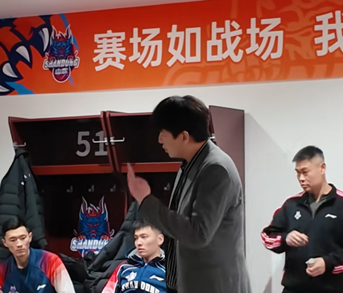 胜宁波更衣室！邱彪强调健康与family，鲍威尔因家庭变故而低迷！|山东队|常规赛|德雷克·鲍威尔|诺曼·鲍威尔|球队_新浪体育_新浪新闻