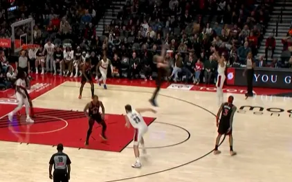 pg旗舰站APP-卡马拉命中本场个人第4记三分，开拓者第三节追平比分